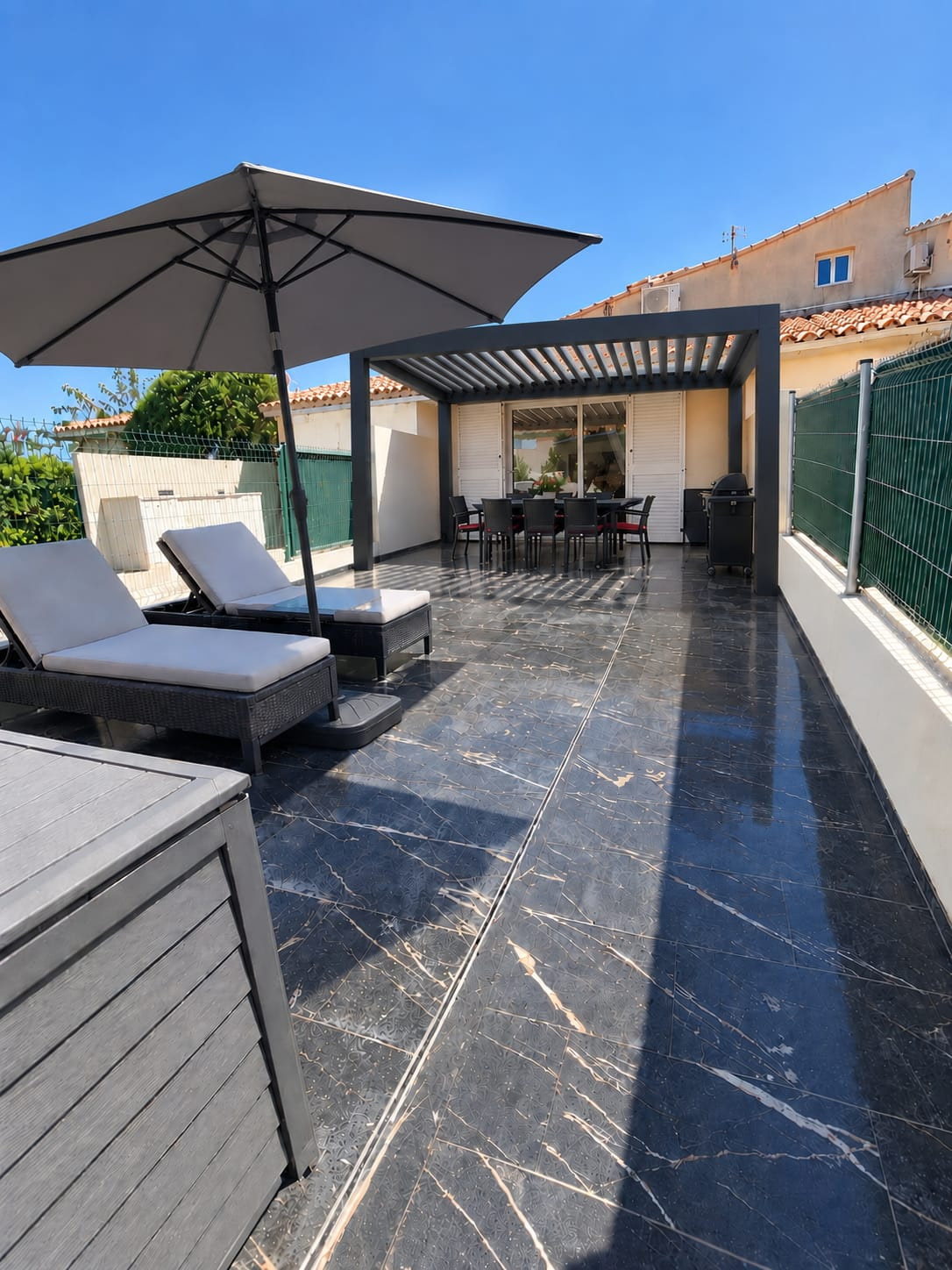 Terrasse de la mini-villa Les pieds dans l’eau